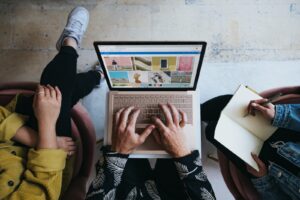 Jak wykorzystać chat marketing w generowaniu leadów i konwersji